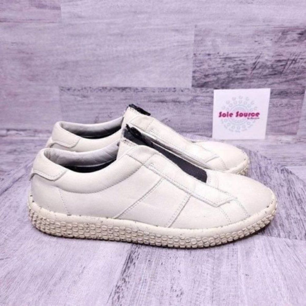 O.X.S. Woobie Zip Front Casual Leather Sneaker Off White Women's sz 6 NEW